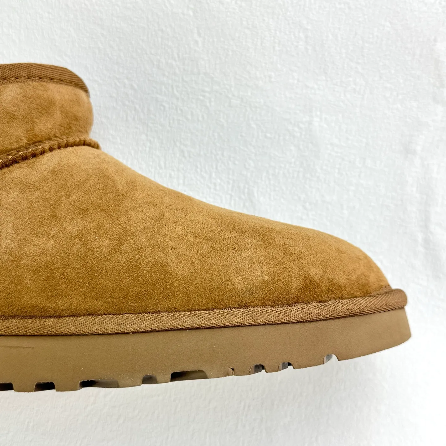 💰380 1116109 UGG Classic Ultra Mini Same style as Zhou Dongyu and Wang Yibo Thin-soled short snow boots Xiaohongshu hot style Wool one-piece mini boots Premium suede upper Delicate feel Wool lining Comfortable and skin-friendly Warm and comfortable so you are not afraid of cold weather Wear-resistant one-piece foam shoe cover EVA soft elastic thick sole Heightening outsole Purchasing level Essential winter snow boots Size: 35 36 37 38 39 40 41 42 43 44 45